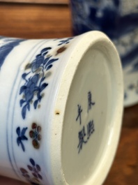 Paire de vases couverts en porcelaine de Chine en bleu, blanc et rouge de cuivre, marque de Kangxi, 19&egrave;me