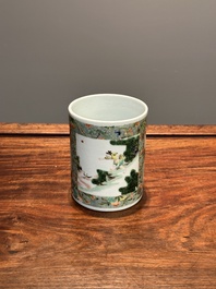 Een Chinese famille verte penselenpot met figuratief decor, 19e eeuw
