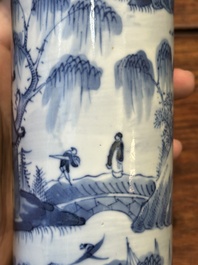 Garniture de cinq vases en porcelaine de Chine en bleu et blanc &agrave; d&eacute;cor de paysage, 19&egrave;me