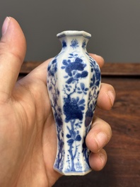 Deux vases, deux pichets miniatures et une bo&icirc;te &agrave; th&eacute; en porcelaine de Chine en bleu et blanc, Kangxi