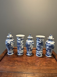 Garniture de cinq vases en porcelaine de Chine en bleu et blanc &agrave; d&eacute;cor de paysage, 19&egrave;me