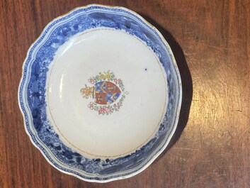 Een Chinese famille rose kop en schotel met wapendecor, Qianlong