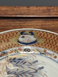 Assiette en porcelaine de Chine de style Imari &agrave; d&eacute;cor des 'Dames au parasol', Qianlong