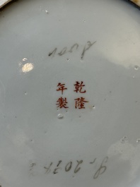 Une cruche en porcelaine de Chine famille rose sur fond vert  &agrave; d&eacute;cor de dragons et un plat &agrave; decor 'sept sages' et &agrave; bord de dragons, 19&egrave;me
