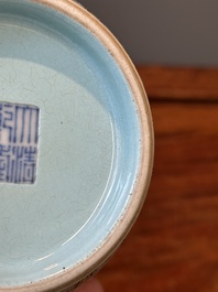 Een Chinese famille rose vaas met vlinders op roze sgraffito fond, Qianlong merk en mogelijk periode