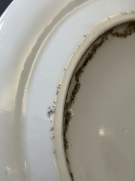 Une paire d'assiettes en porcelaine de Chine en bleu et blanc surd&eacute;cor&eacute; en Canton, une assiette aux gar&ccedil;ons jouant et une assiette ajour&eacute;e, 19&egrave;me