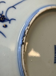 Une paire d'assiettes en porcelaine de Chine en bleu et blanc surd&eacute;cor&eacute; en Canton, une assiette aux gar&ccedil;ons jouant et une assiette ajour&eacute;e, 19&egrave;me