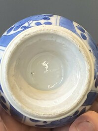Een paar Chinese blauw-witte rozenwater sprenkelaars voor de islamitische markt, Kangxi