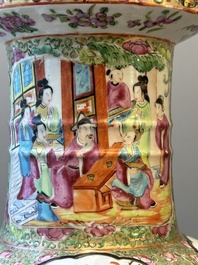 Paire de vases de forme rouleau en porcelaine de Chine famille rose de Canton, 19&egrave;me