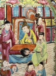 Paire de vases de forme rouleau en porcelaine de Chine famille rose de Canton, 19&egrave;me