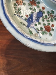 Een Chinese wucai confiserieschotel met floraal decor, Wanli