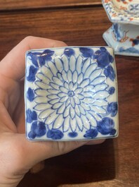 Een paar Chinese blauw-witte vazen en vier zoutvaten in blauw-wit, famille rose en Imari-stijl, Kangxi/Qianlong