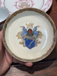 Een paar gemonogrammeerde Chinese roze-ge&euml;mailleerde borden en een paar koppen en schotels met wapendeor, Yongzheng/Qianlong