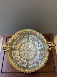 Twee Chinese Canton famille rose kommen met vergulde bronzen monturen, 19e eeuw