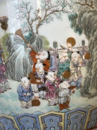 Paire de beaux vases de forme lanterne en porcelaine de Chine famille rose &agrave; d&eacute;cor des 'cent gar&ccedil;ons', marque Yan Xi Tong He 燕囍同和, R&eacute;publique