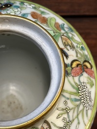 Twee fijne Chinese Canton famille rose theepotten, 19e eeuw
