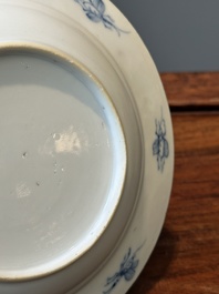 Een Chinees blauw-wit bord met 'Parasoldames' naar Cornelis Pronk, Qianlong