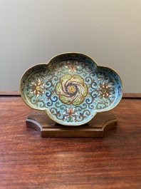 Coupe de forme quadrilobe en &eacute;maux cloisonn&eacute;s &agrave; d&eacute;cor floral sur socle en bois, Chine, Yongzheng