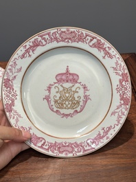 Een paar gemonogrammeerde Chinese roze-ge&euml;mailleerde borden en een paar koppen en schotels met wapendeor, Yongzheng/Qianlong