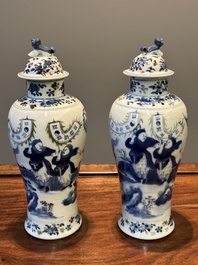 Paire de vases couverts en porcelaine de Chine en bleu, blanc et rouge de cuivre, marque de Kangxi, 19&egrave;me
