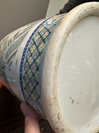 Paire de vases en porcelaine de Chine famille rose &agrave; d&eacute;cor narratif, 19&egrave;me