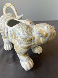 Een Japanse koro in de vorm van een man op een tijger, Hirado, Edo, 19e eeuw