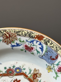 Paire de plats en porcelaine de Chine famille rose &agrave; d&eacute;cor d'antiquit&eacute;s, Yongzheng