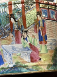 Twee fijne Chinese Canton famille rose theepotten, 19e eeuw