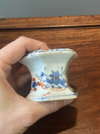 Een paar Chinese blauw-witte vazen en vier zoutvaten in blauw-wit, famille rose en Imari-stijl, Kangxi/Qianlong