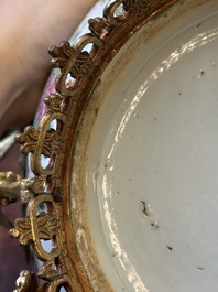 Twee Chinese Canton famille rose kommen met vergulde bronzen monturen, 19e eeuw