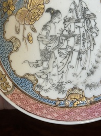 Een Chinese famille rose en grisaille kop en schotel met Xiwangmu die een perzik aangeboden krijgt, Yongzheng