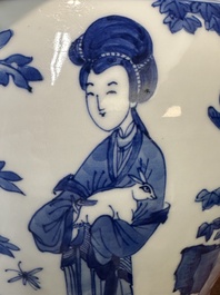 Vase en porcelaine de Chine en bleu et blanc &agrave; d&eacute;cor des 'Longues Dames', Kangxi