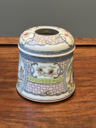 Bo&icirc;te couverte de forme ronde en porcelaine de Chine famille rose &agrave; d&eacute;cor figuratif, 19&egrave;me