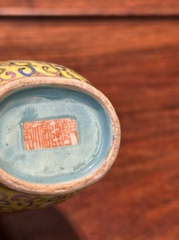Een Chinese famille rose dubbele vaas met floraal decor, Qianlong merk, 19e eeuw