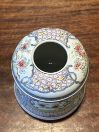 Bo&icirc;te couverte de forme ronde en porcelaine de Chine famille rose &agrave; d&eacute;cor figuratif, 19&egrave;me