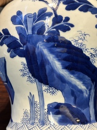 Vase en porcelaine de Chine en bleu et blanc &agrave; d&eacute;cor des 'Longues Dames', Kangxi