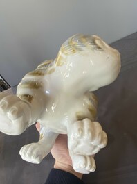 Een Japanse koro in de vorm van een man op een tijger, Hirado, Edo, 19e eeuw