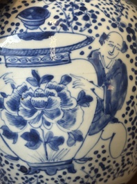 Een paar Chinese blauw-witte dekselvazen en drie potten, 19e eeuw