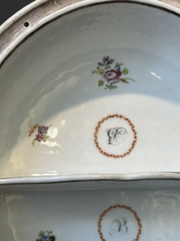 Une terrine couverte &agrave; deux compartiments et une assiette monogramm&eacute;e en porcelaine de Chine famille rose de Canton, 19&egrave;me