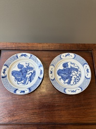 Een paar Chinese blauw-witte borden met boeddhistische leeuwen, ding merk, Kangxi