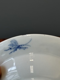 Een Chinees blauw-wit bord met 'Parasoldames' naar Cornelis Pronk, Qianlong
