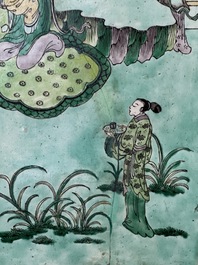 Een grote vierkante Chinese verte biscuit 'Roman van de Drie Koninkrijken' vaas, 19e eeuw
