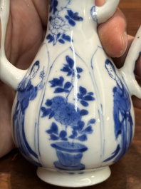 Een Chinese blauw-witte dekselkan met 'Lange Lijzen', jade merk, Kangxi