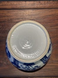 Vase en porcelaine de Chine en bleu et blanc &agrave; d&eacute;cor des 'Longues Dames', Kangxi