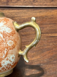 Rare th&eacute;i&egrave;re couverte en porcelaine de Chine en rouge de fer et dor&eacute; &agrave; d&eacute;cor de sc&egrave;ne europ&eacute;enne, Qianlong
