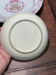 Een paar gemonogrammeerde Chinese roze-ge&euml;mailleerde borden en een paar koppen en schotels met wapendeor, Yongzheng/Qianlong