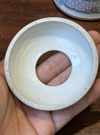 Bo&icirc;te couverte de forme ronde en porcelaine de Chine famille rose &agrave; d&eacute;cor figuratif, 19&egrave;me