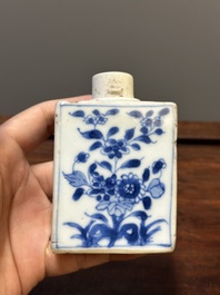 Deux vases, deux pichets miniatures et une bo&icirc;te &agrave; th&eacute; en porcelaine de Chine en bleu et blanc, Kangxi