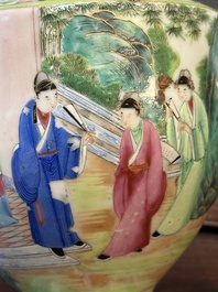 Twee fijne Chinese Canton famille rose theepotten, 19e eeuw