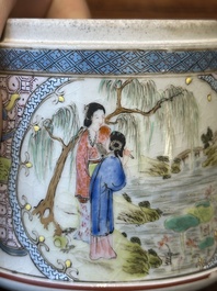 Bo&icirc;te couverte de forme ronde en porcelaine de Chine famille rose &agrave; d&eacute;cor figuratif, 19&egrave;me